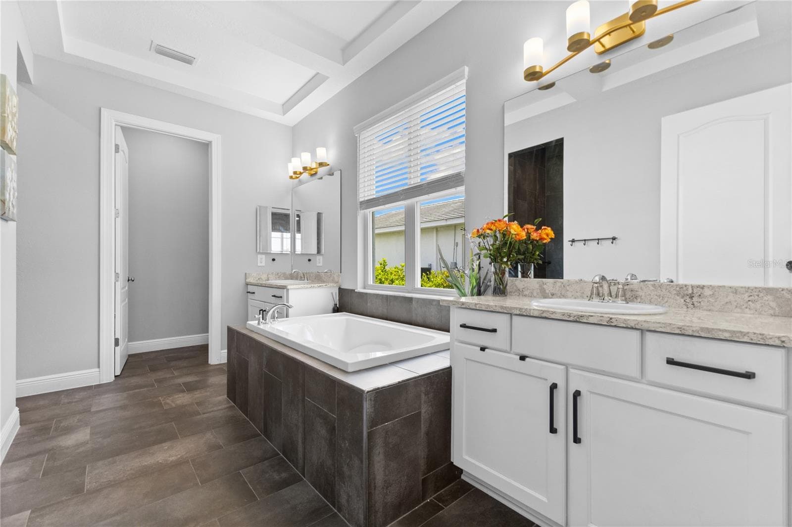 Dual Vanity Primary Bath - 4645 ANTRIM DR, SARASOTA