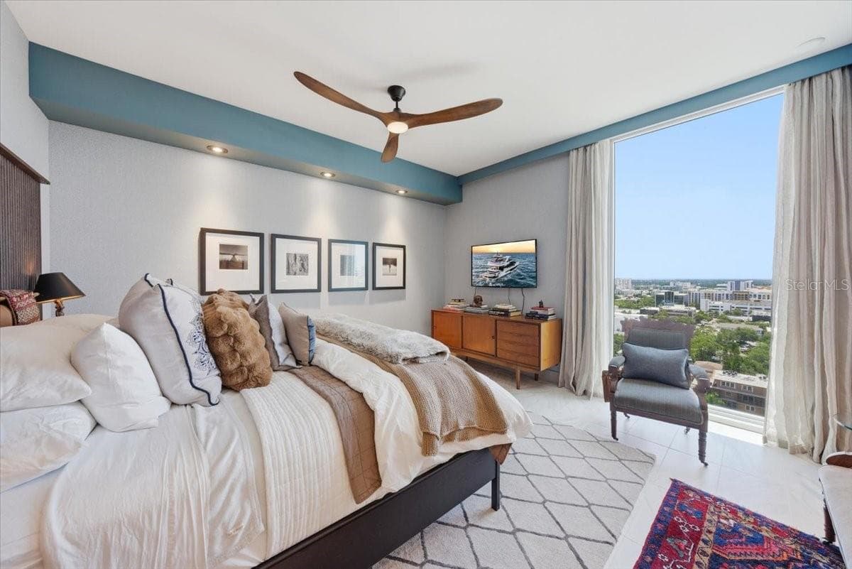 Condominium at 777 3RD AVE N #1606, ST PETERSBURG, photo 9 of 50
