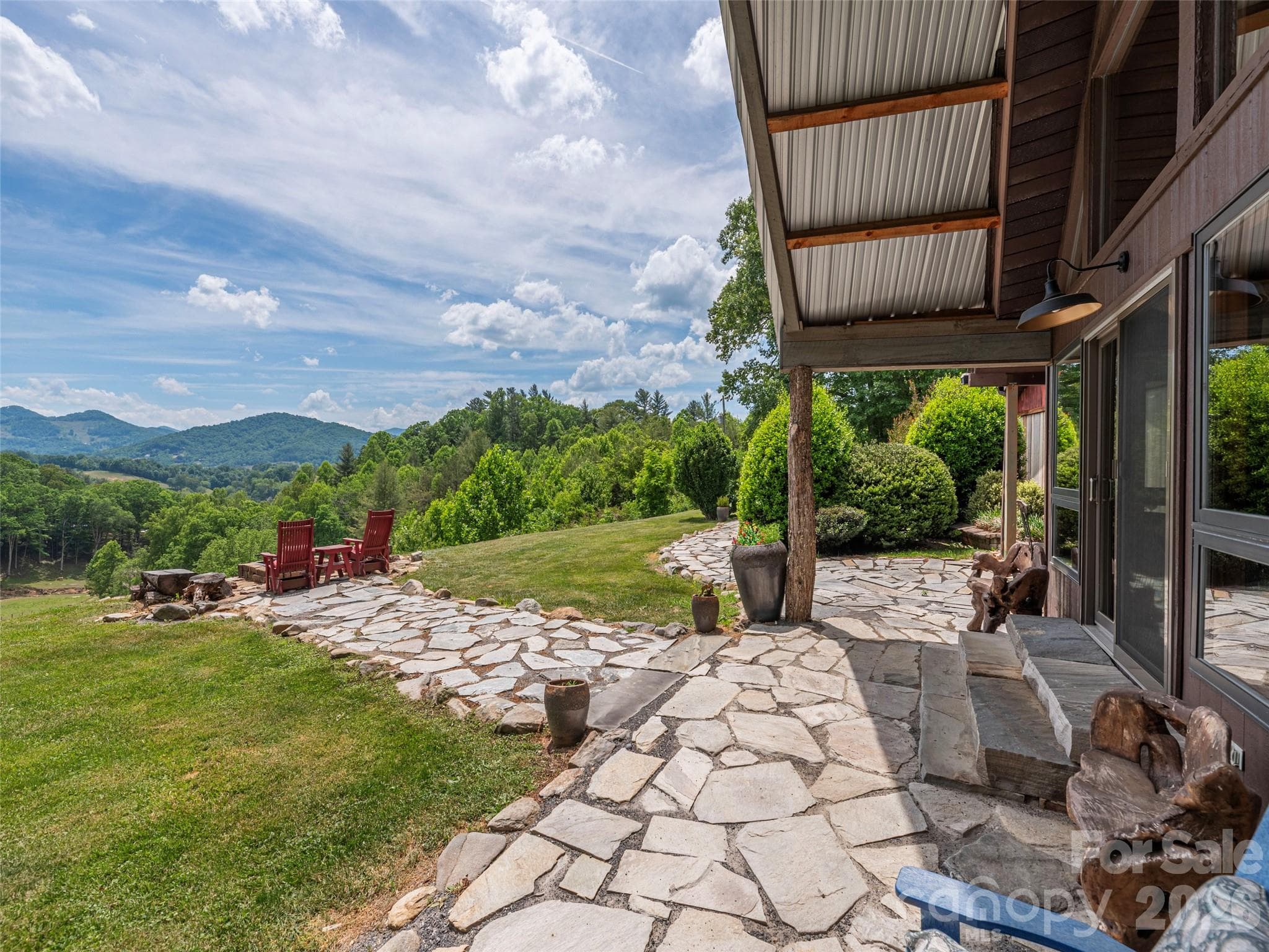 Prime Views inside, outside and surrounding on the level top knoll. - Clyde