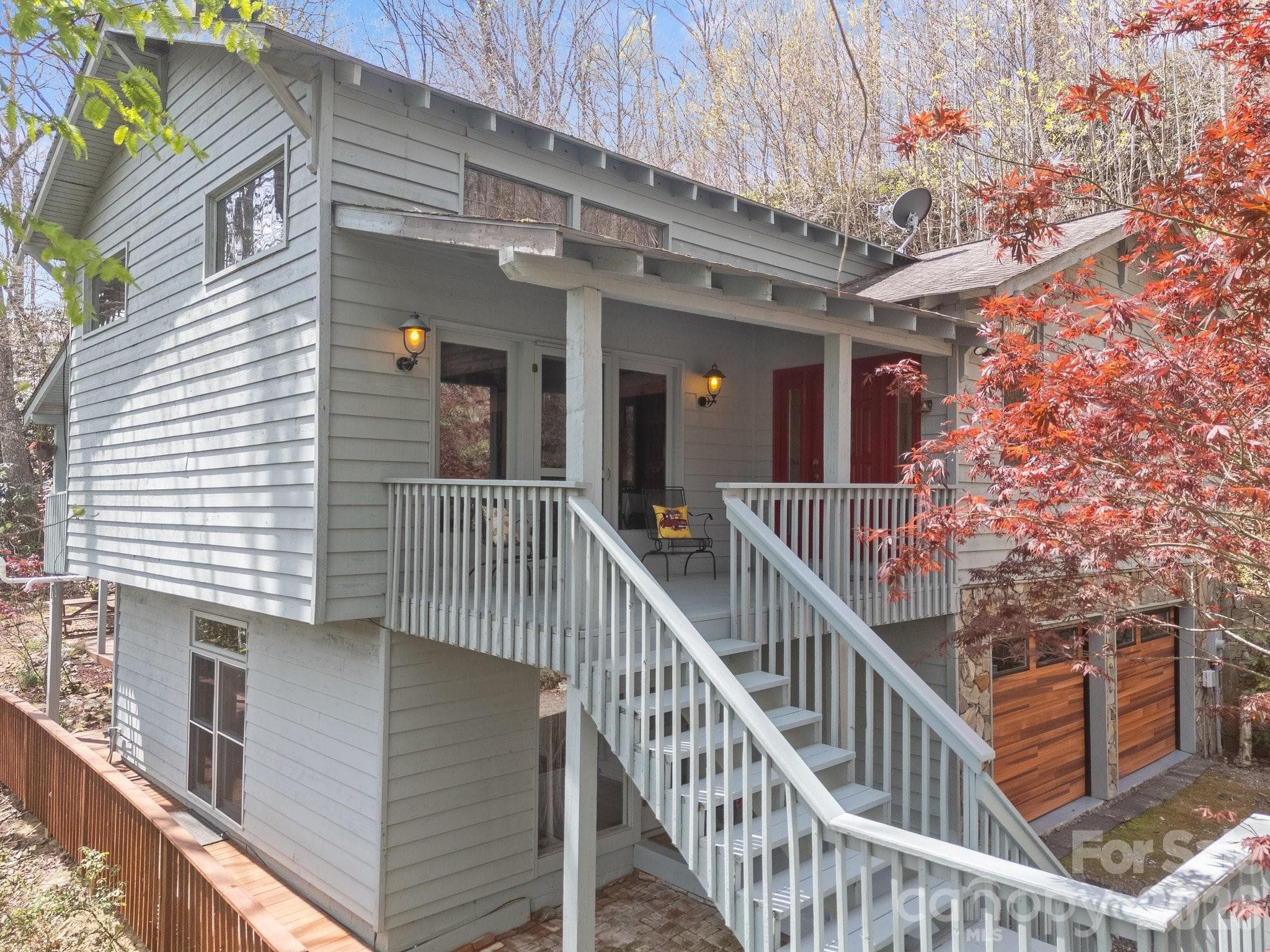 VIBRANT SURROUNDINGS - 63 Chestnut Forest Road, Fairview