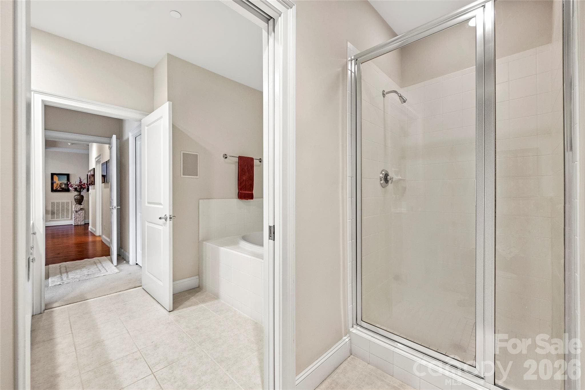 primary bath with jetted tub - 435 S Tryon Street, Charlotte