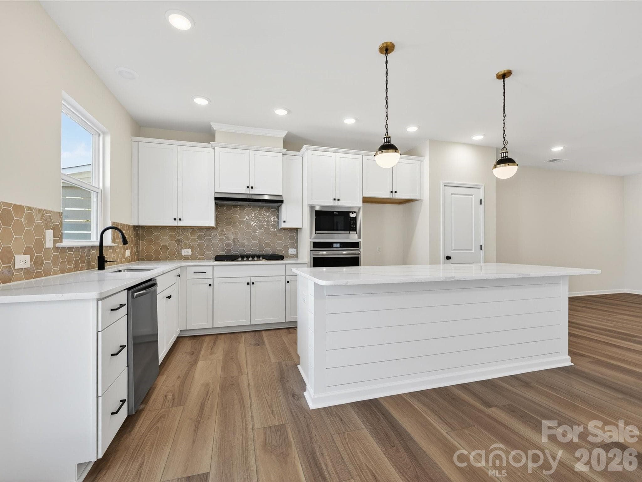 Gourmet Kitchen with Gas cooktop - Huntersville