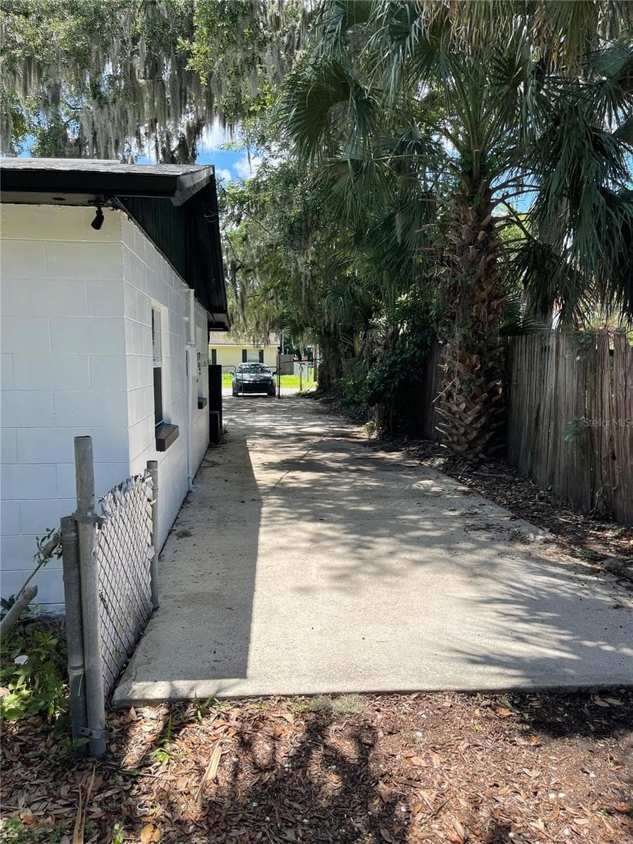 Single Family Residence at 1139 WOODSIDE DR, DAYTONA BEACH, photo 4 of 33