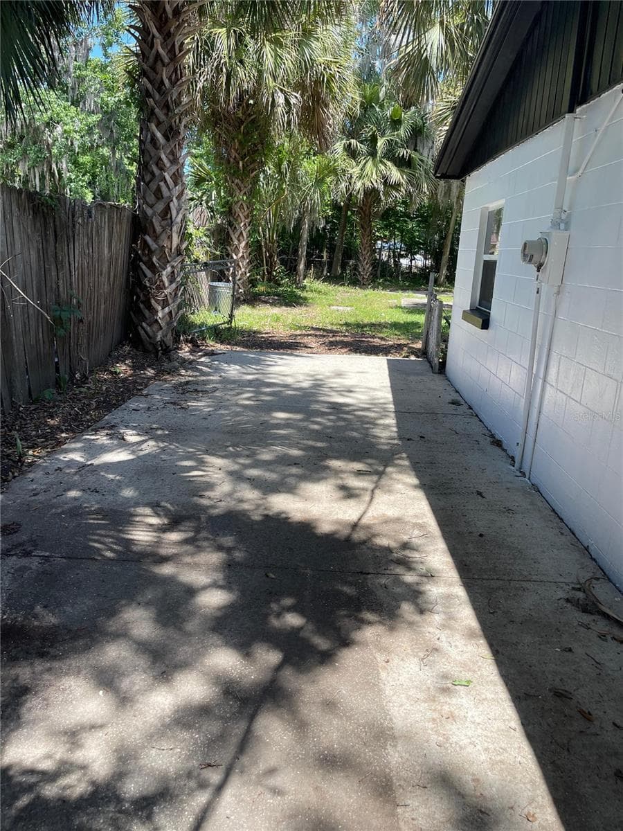 Single Family Residence at 1139 WOODSIDE DR, DAYTONA BEACH, photo 8 of 33