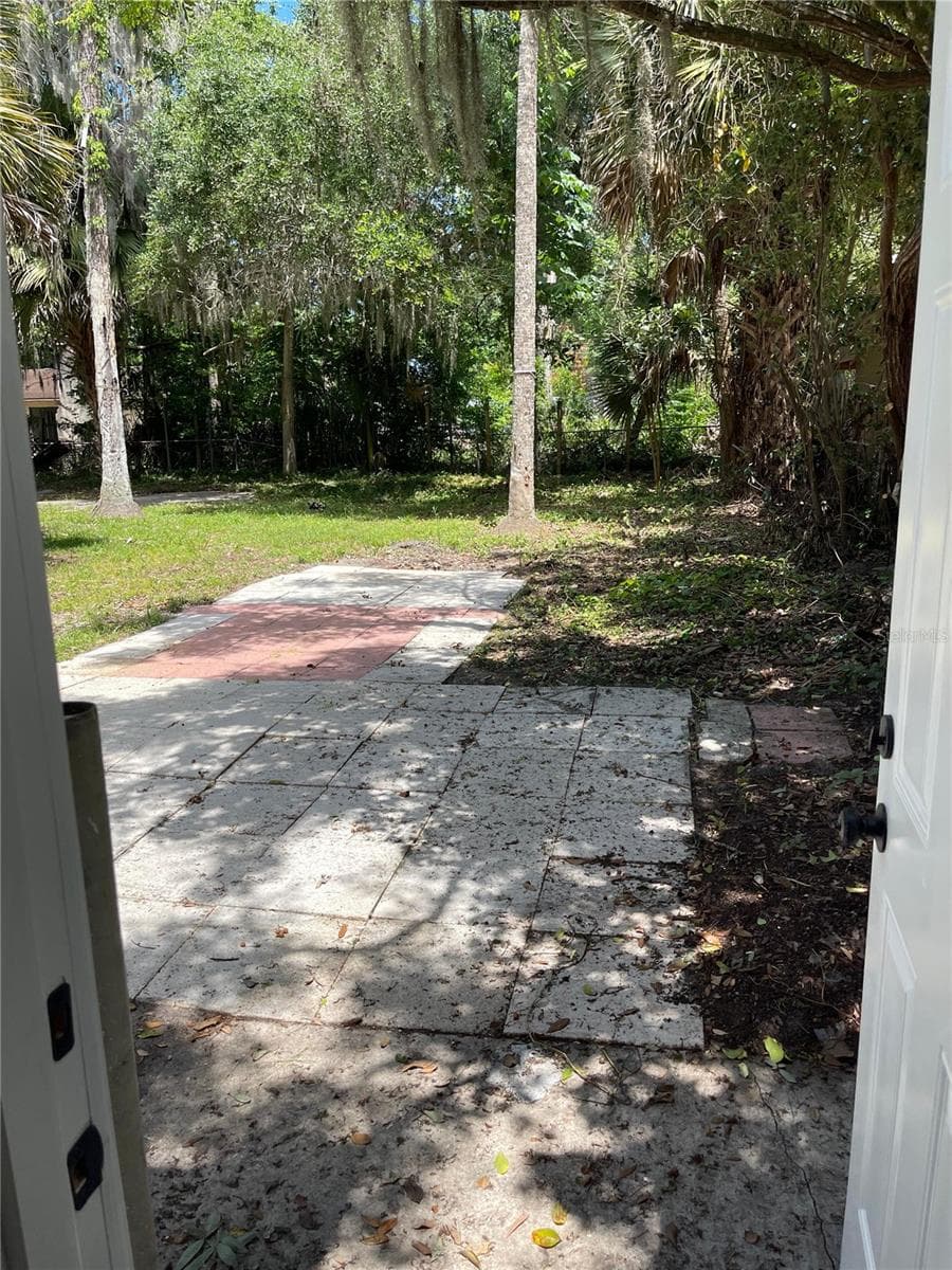 Single Family Residence at 1139 WOODSIDE DR, DAYTONA BEACH, photo 9 of 33