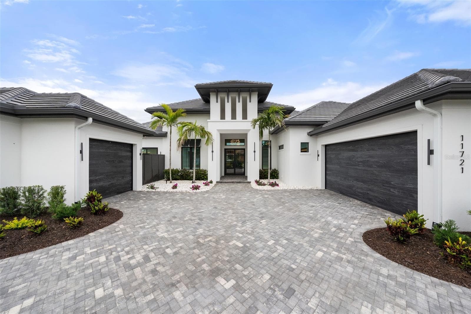 This home is the epitome of refined Florida living, blending modern architecture and elevated designer finishes with exceptional craftsmanship and attention to detail throughout 4,000 square feet of living space. - 11721 RIVE ISLE RUN, PARRISH