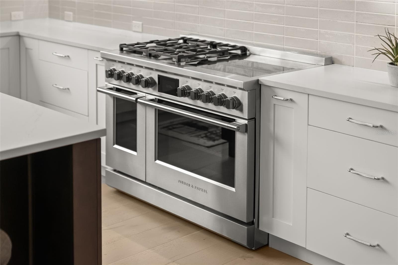 Imagine cooking on this Fisher & Paykel range featuring 4 gas burners and 4 induction burners with an oversized stainless-steel hood! - 11721 RIVE ISLE RUN, PARRISH