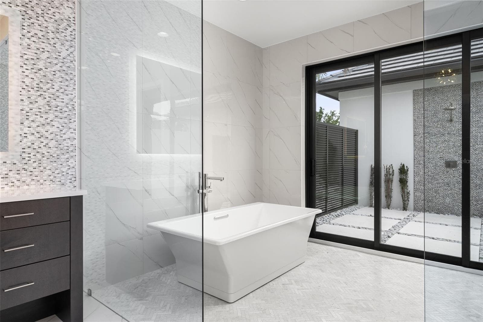There is a large freestanding soaking tub. - 11721 RIVE ISLE RUN, PARRISH