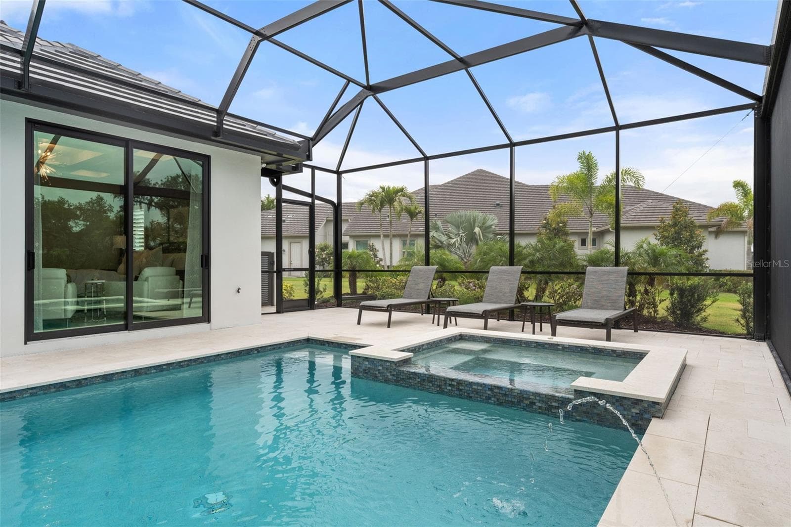 The spa flows seamlessly into the pool. - 11721 RIVE ISLE RUN, PARRISH