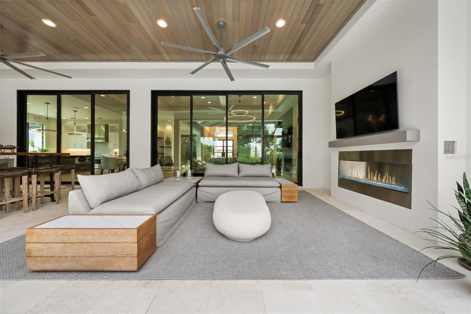 This is the perfect setting to relax, entertain, and enjoy Florida living year-round. - 11721 RIVE ISLE RUN, PARRISH