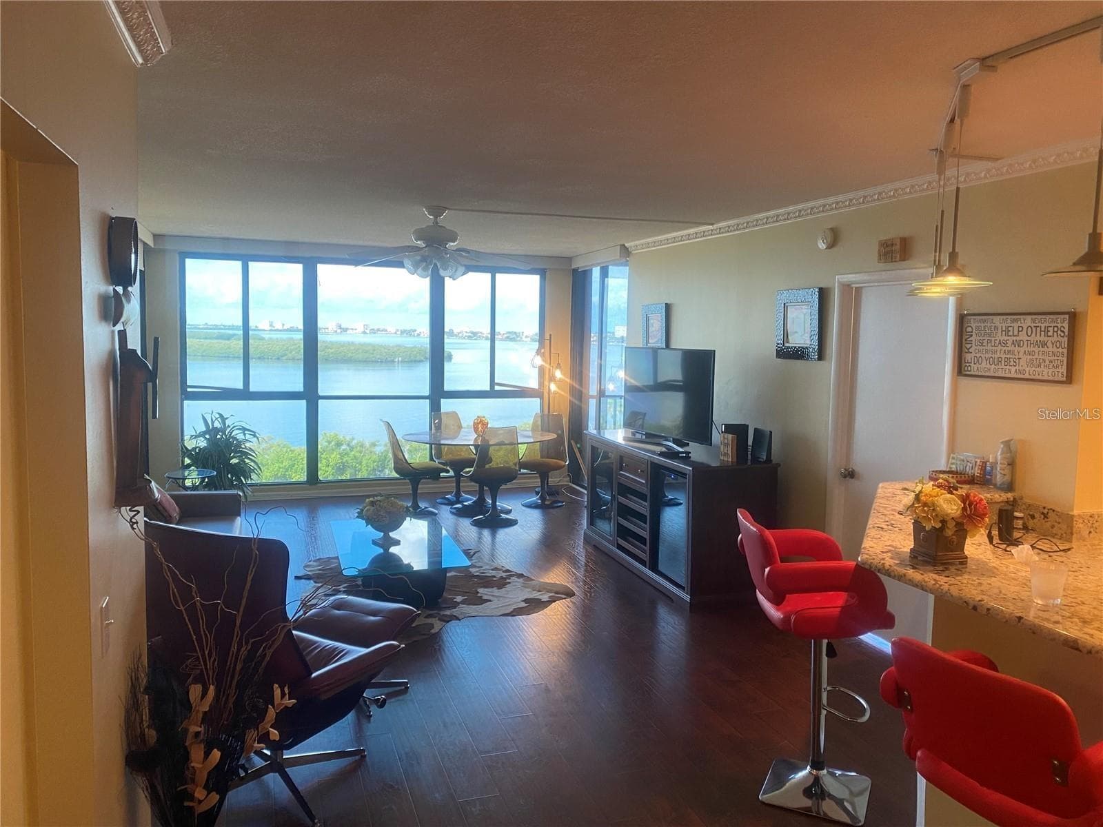 Condominium at 7100 SUNSHINE SKYWAY LN S #906, ST PETERSBURG, photo 5 of 33