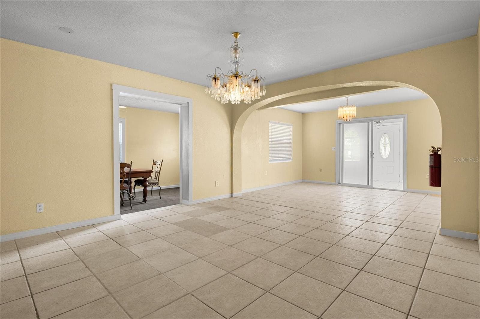 Dining room looking towards the family room - 844 CHAMBERLAIN BLVD, WAUCHULA
