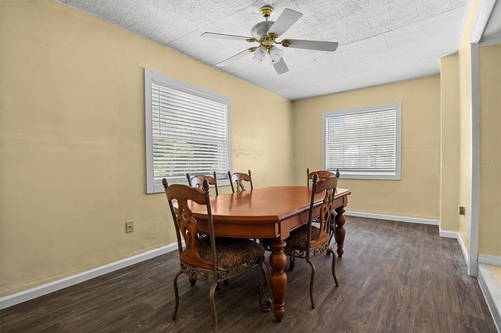 Family room with newer luxury vinyl flooring. - 844 CHAMBERLAIN BLVD, WAUCHULA