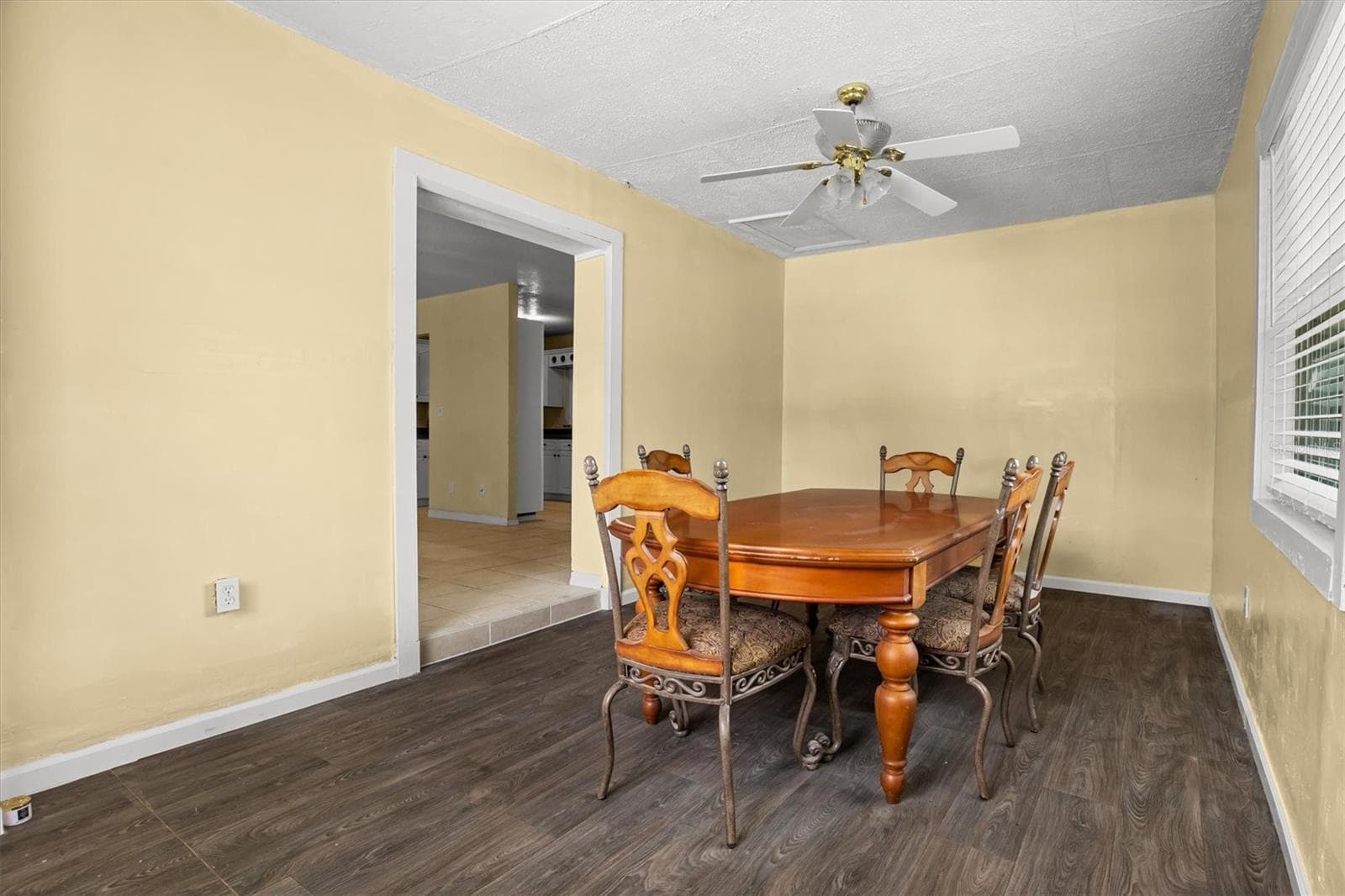 Family room looking towards the kitchen. - 844 CHAMBERLAIN BLVD, WAUCHULA