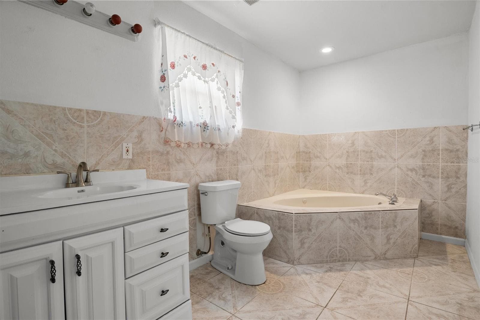 Primary bathroom with garden tub - 844 CHAMBERLAIN BLVD, WAUCHULA