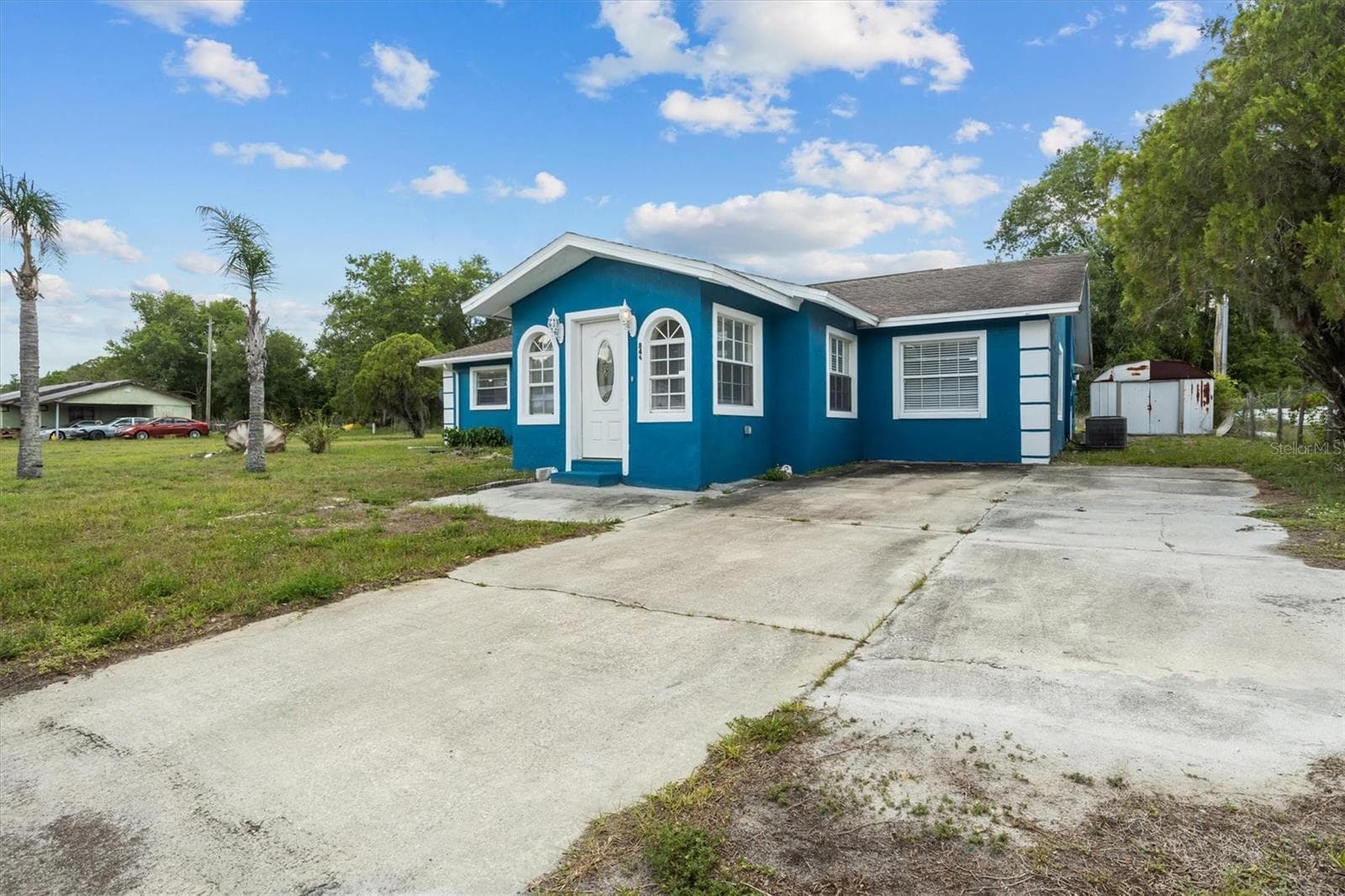 Long driveway for parking your car. - 844 CHAMBERLAIN BLVD, WAUCHULA