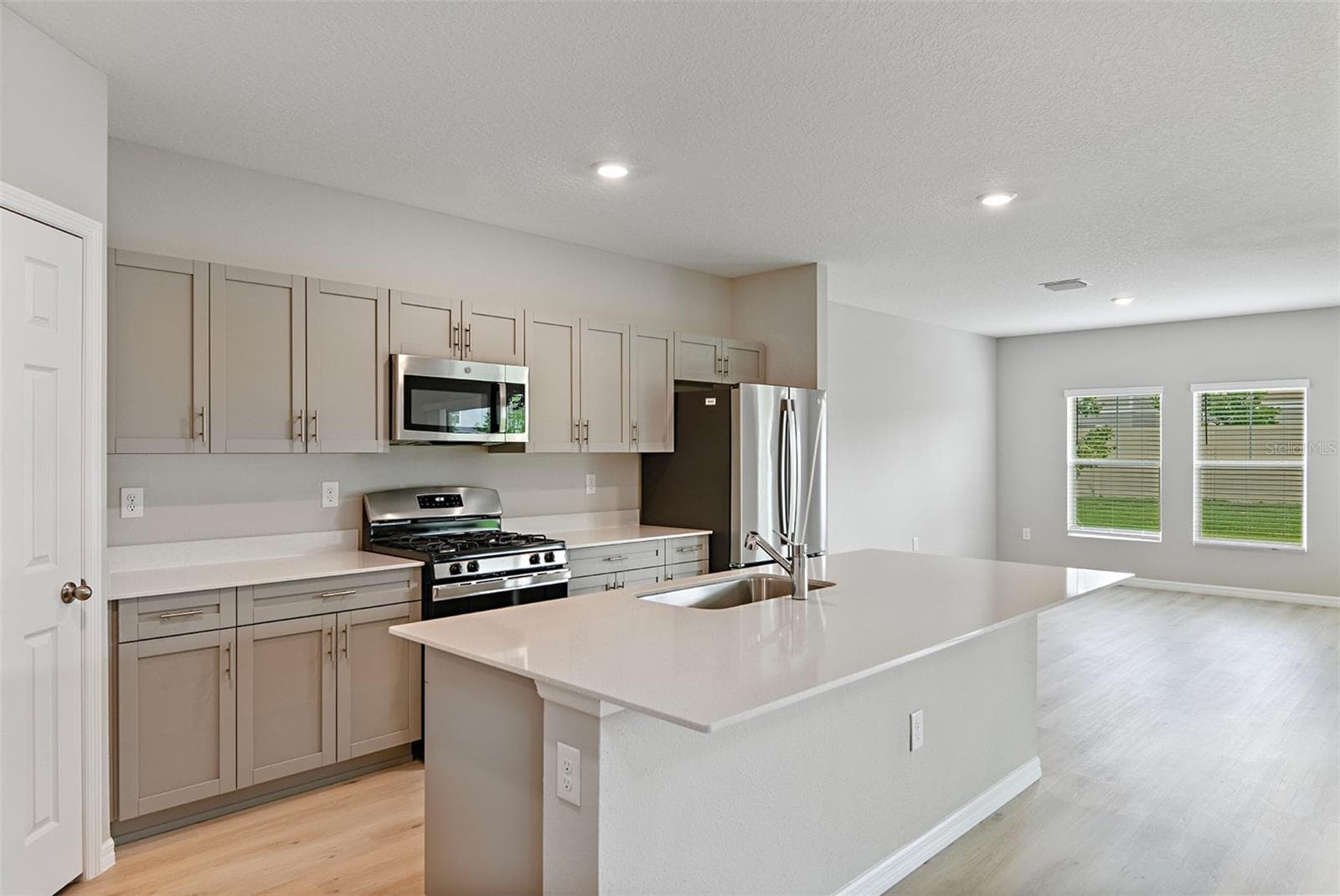 Single Family Residence at 31670 BARONNE ST, WESLEY CHAPEL, photo 2 of 27
