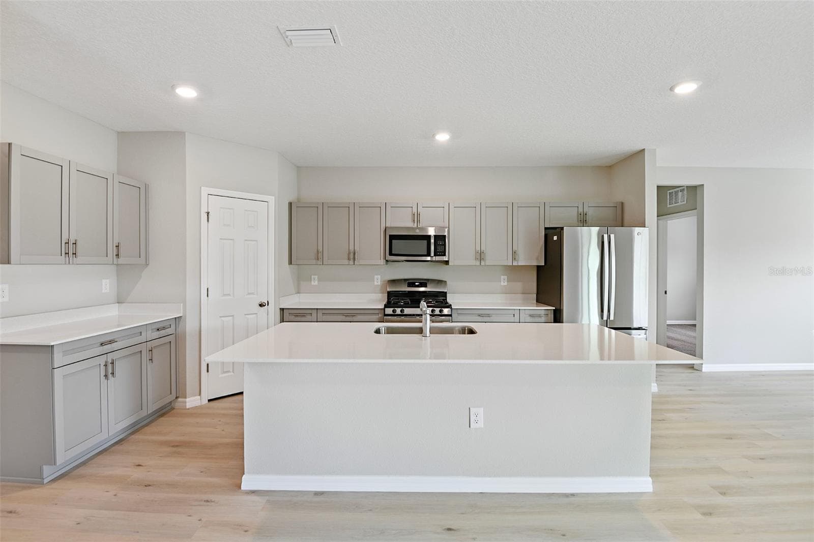 Single Family Residence at 31670 BARONNE ST, WESLEY CHAPEL, photo 10 of 27