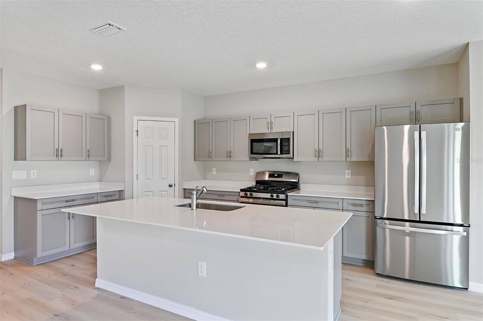 Single Family Residence at 31670 BARONNE ST, WESLEY CHAPEL, photo 11 of 27