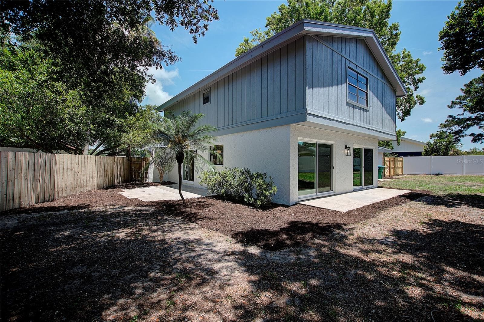 Side Yard - 3906 BLOOMING HILL LN, PALM HARBOR