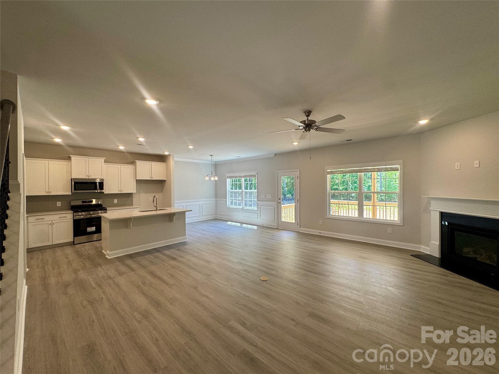 Spacious family room/kitchen/breakfast area - York
