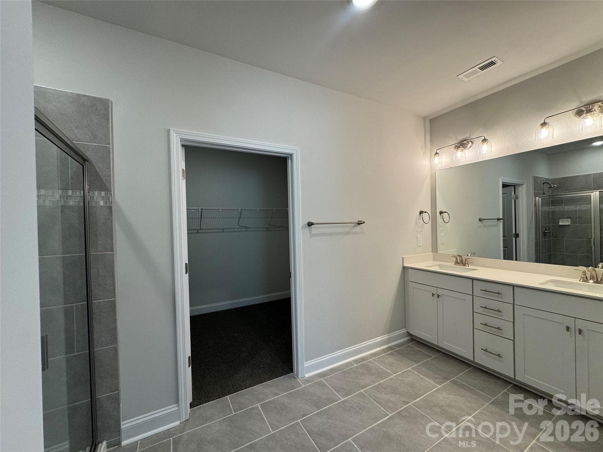 En-suite bathroom - 1606 Autumn Lane, York