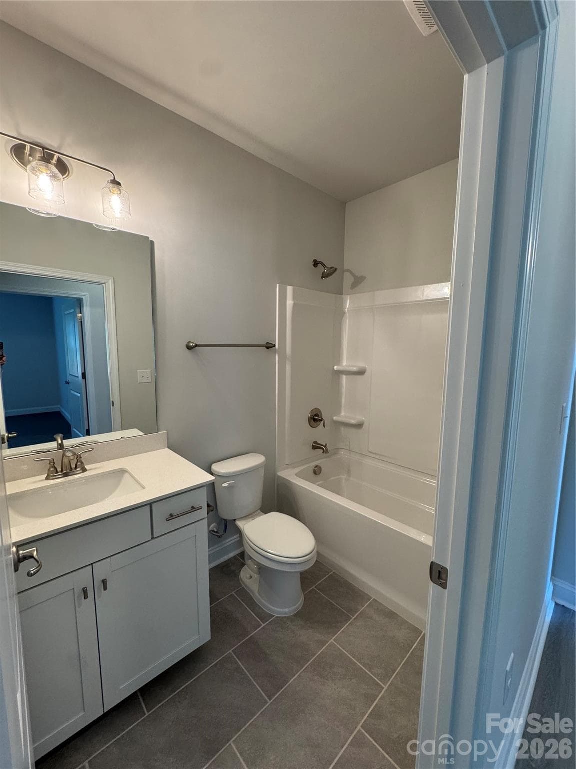 Hallway full bathroom - 1606 Autumn Lane, York