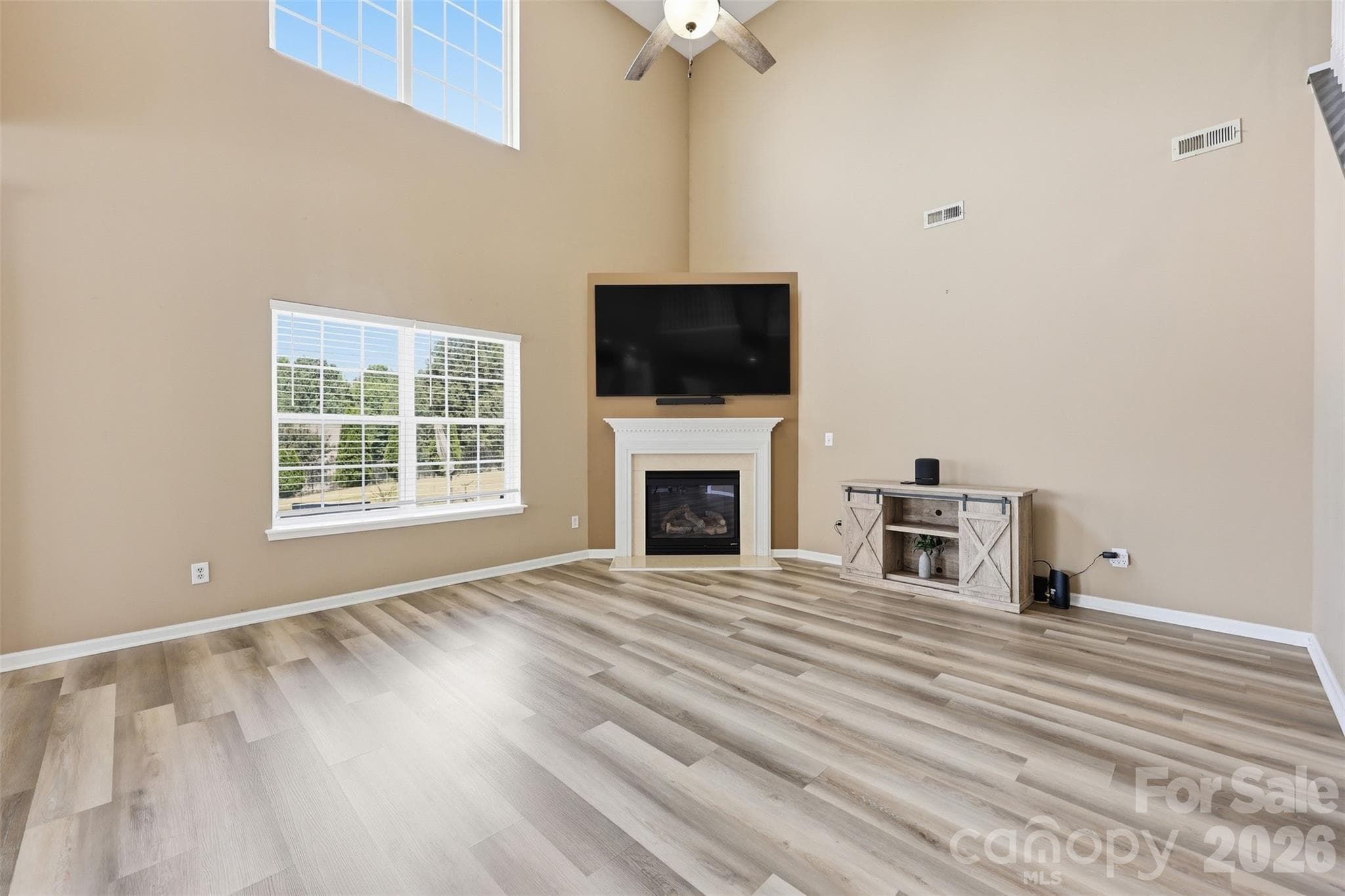Open Living room with high cielings - Indian Land