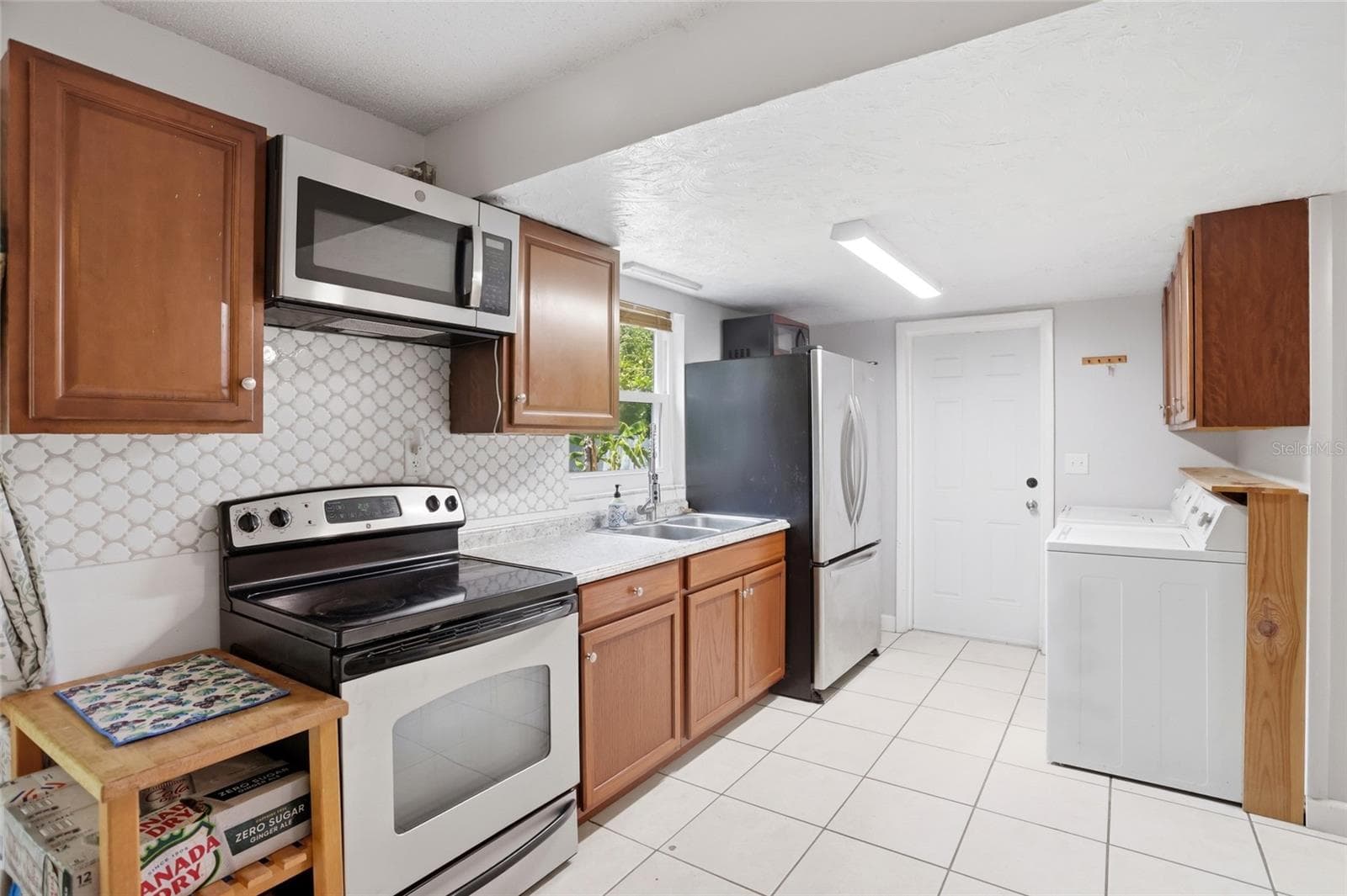 Spacious eat-in kitchen with a built-in pantry - 804 ROSALIA DR, SANFORD