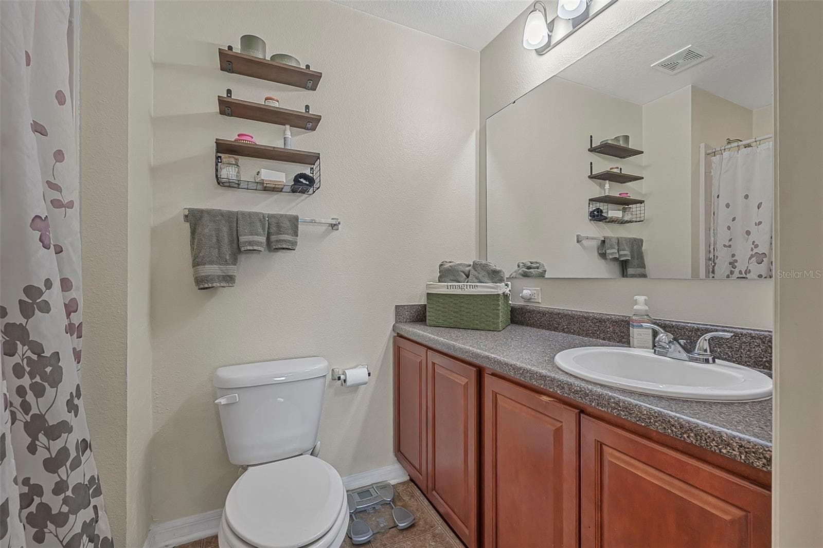 Downstairs En Suite - 120 LOS ARBOR DR, DELAND
