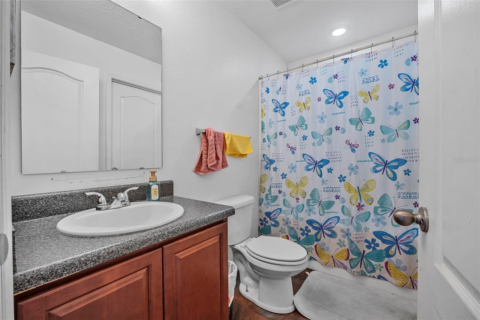 Upstairs Jack and Jill (bedroom 2 & hallway) - 120 LOS ARBOR DR, DELAND