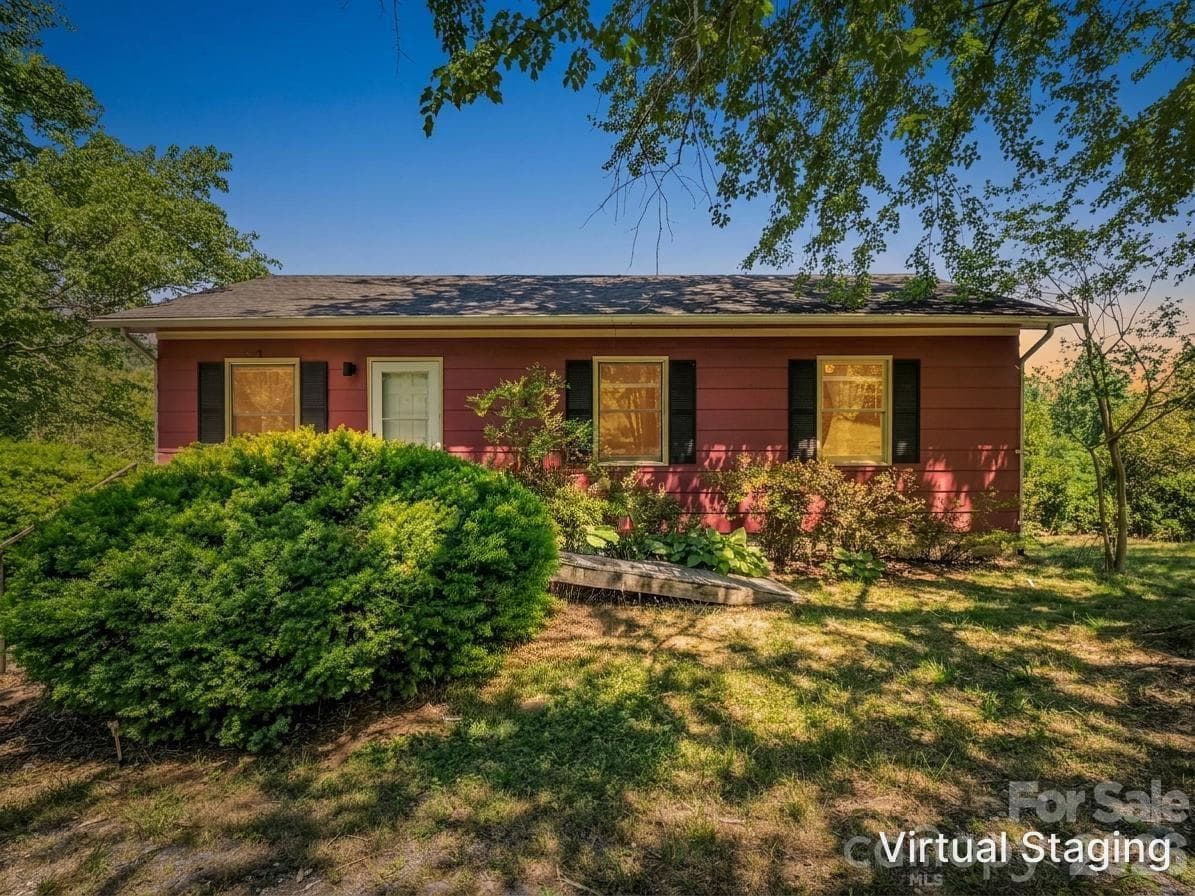 257 Crescent St (Red House) - 255 & 257 Crescent Street, Saluda