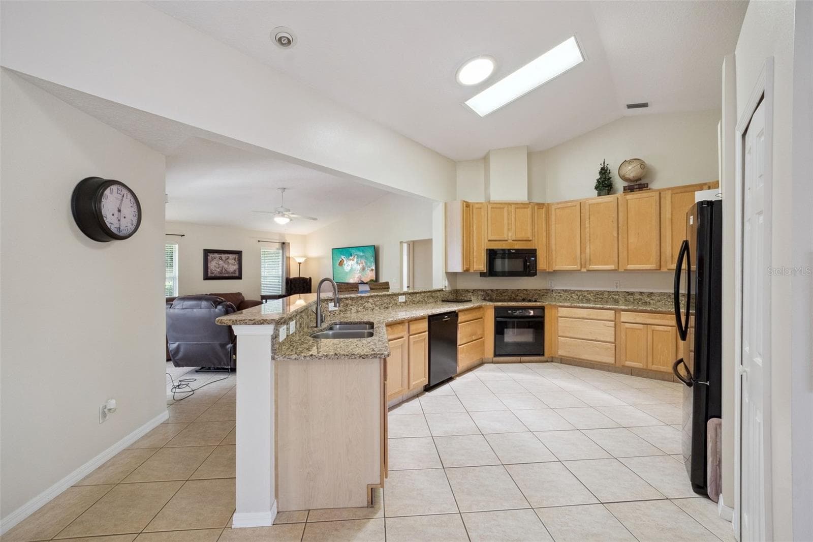 Kitchen overlooks the other main living areas - 21101 BRAVEHEART DR, LEESBURG