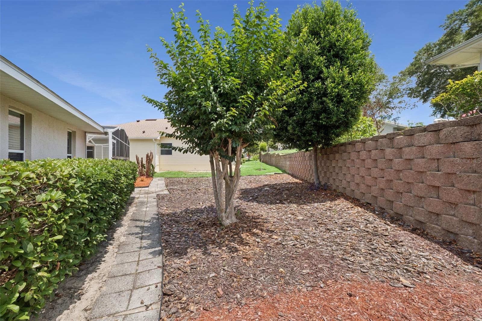 Low Maintenance Landscaping - 21101 BRAVEHEART DR, LEESBURG