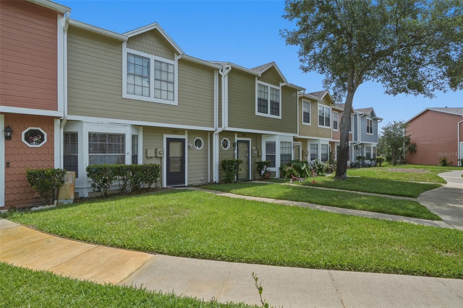 Townhouse at 2025 WATERLEAF ST, ORLANDO, photo 3 of 43