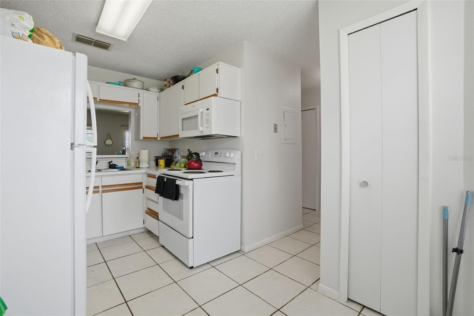 Townhouse at 2025 WATERLEAF ST, ORLANDO, photo 14 of 43