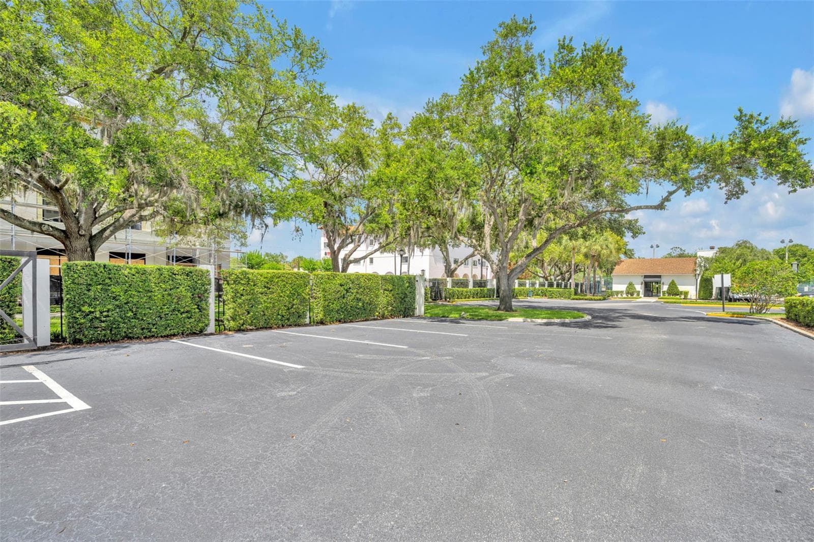 Meticulously-maintained landscaping surrounds the grounds and ample guest parking areas. - 300 CAROLINA AVE #402C, WINTER PARK