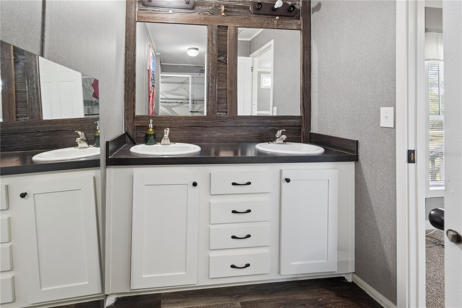 Manufactured Home at 191 NE 136TH CT, WILLISTON, photo 16 of 33