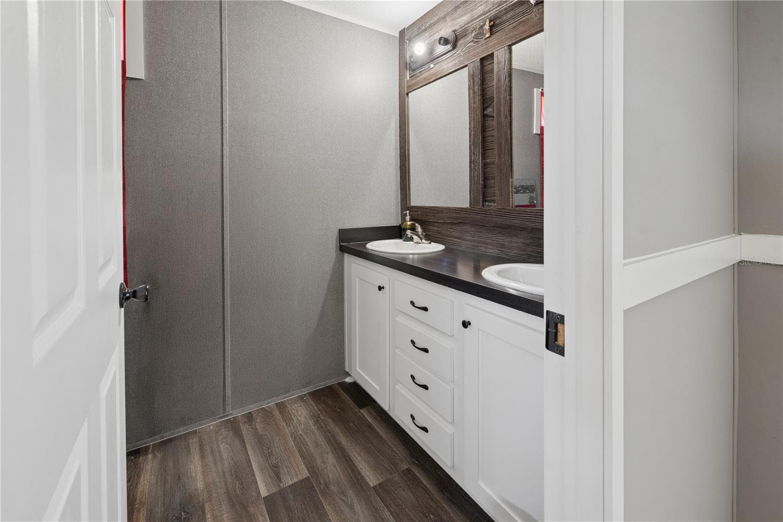Manufactured Home at 191 NE 136TH CT, WILLISTON, photo 17 of 33