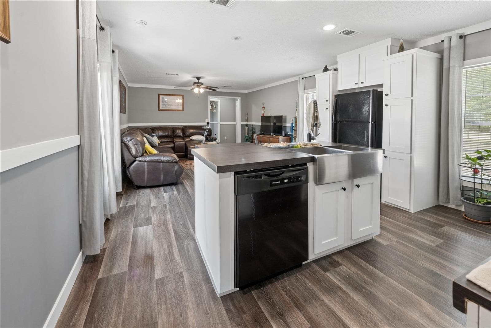 Manufactured Home at 191 NE 136TH CT, WILLISTON, photo 6 of 33