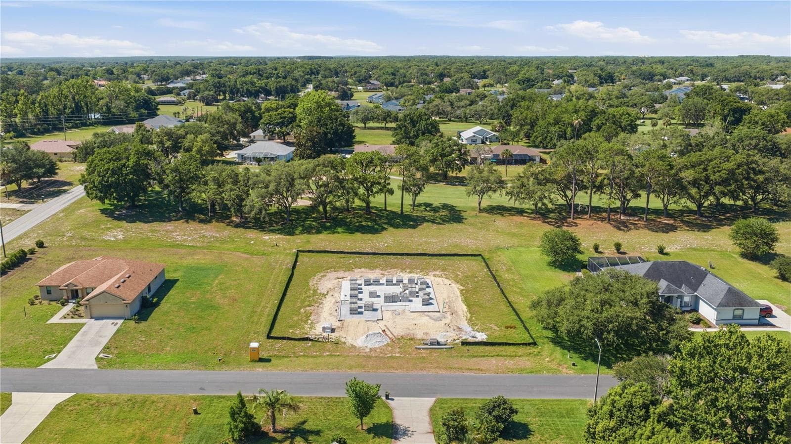 VIEW FROM ROAD WITH GOLF COURSE ADJACENT TO PROPERTY BACKYARD - 804 E EPSOM CT, HERNANDO