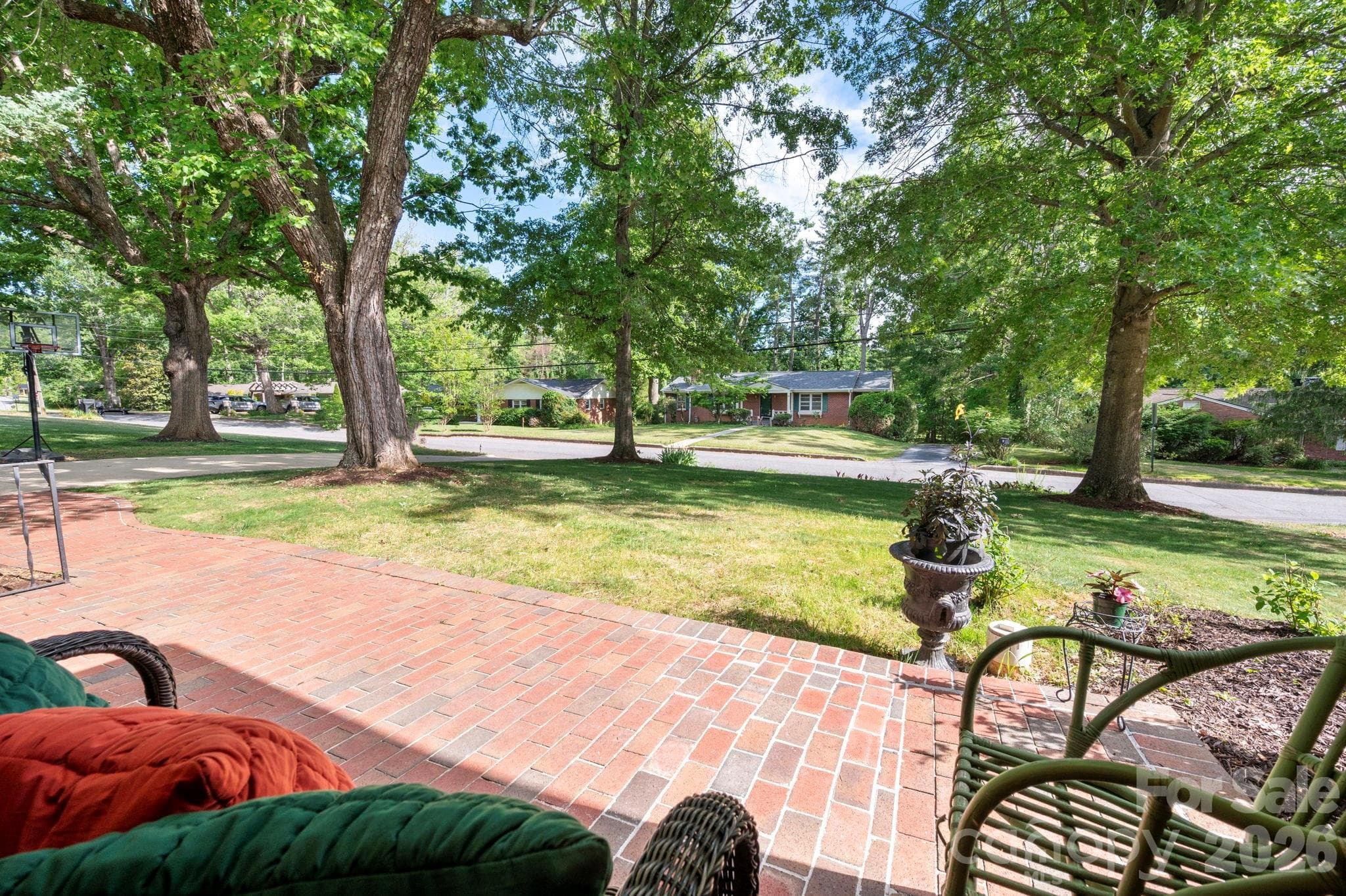 Brick patio for relaxing evenings mornings and quiet evenings - 25 Bevlyn Drive, Asheville