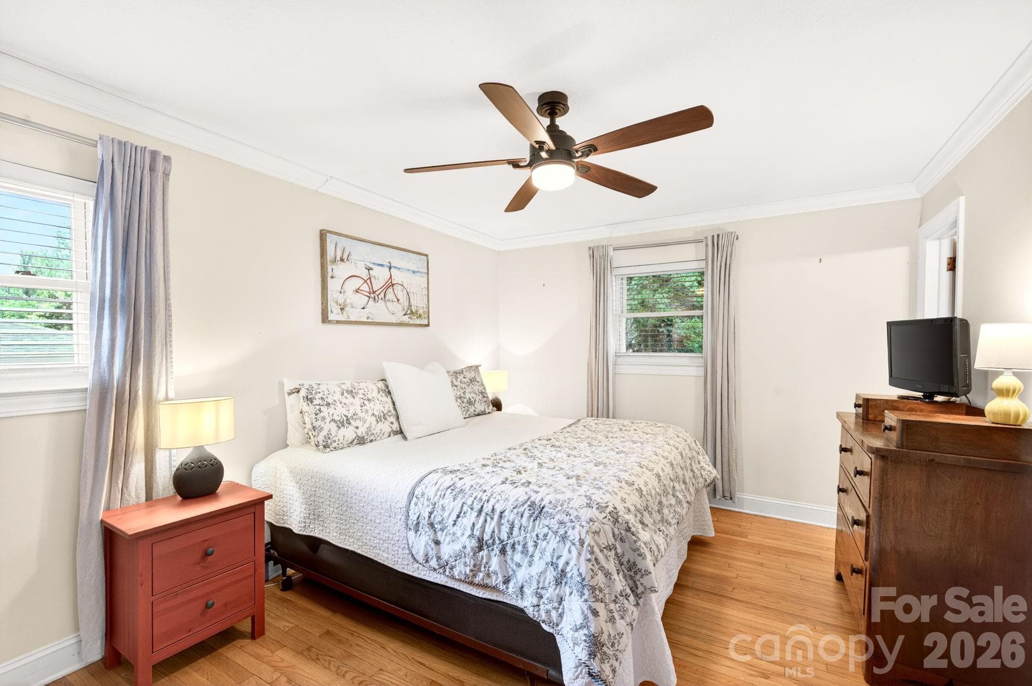 Primary bedroom with ensuite bathroom - 25 Bevlyn Drive, Asheville