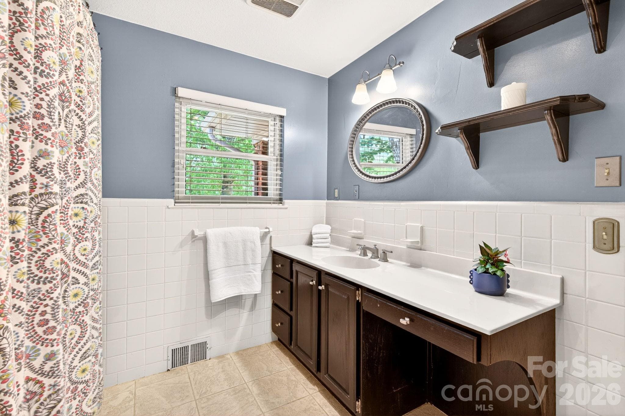 Guest bathroom with tub/shower combo - 25 Bevlyn Drive, Asheville