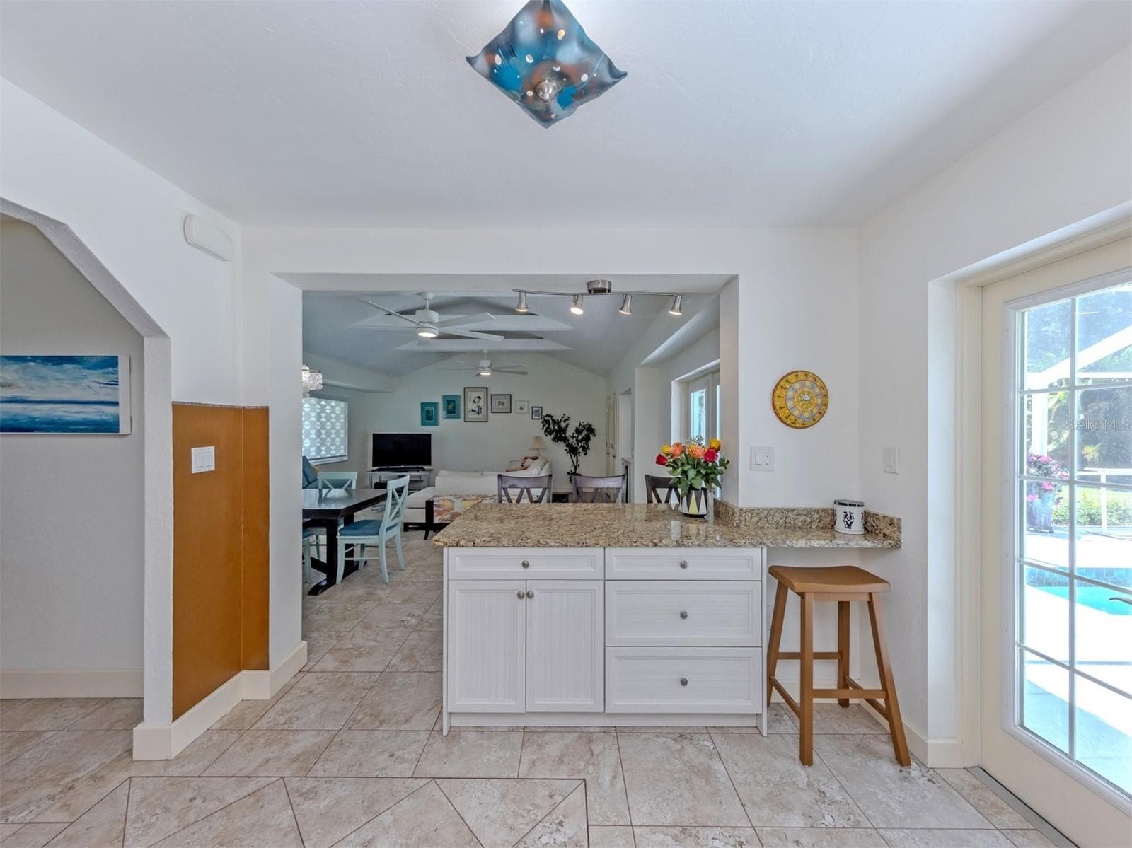 Breakfast/snack bar between fam. room and kitchen - 500 ALHAMBRA RD, VENICE