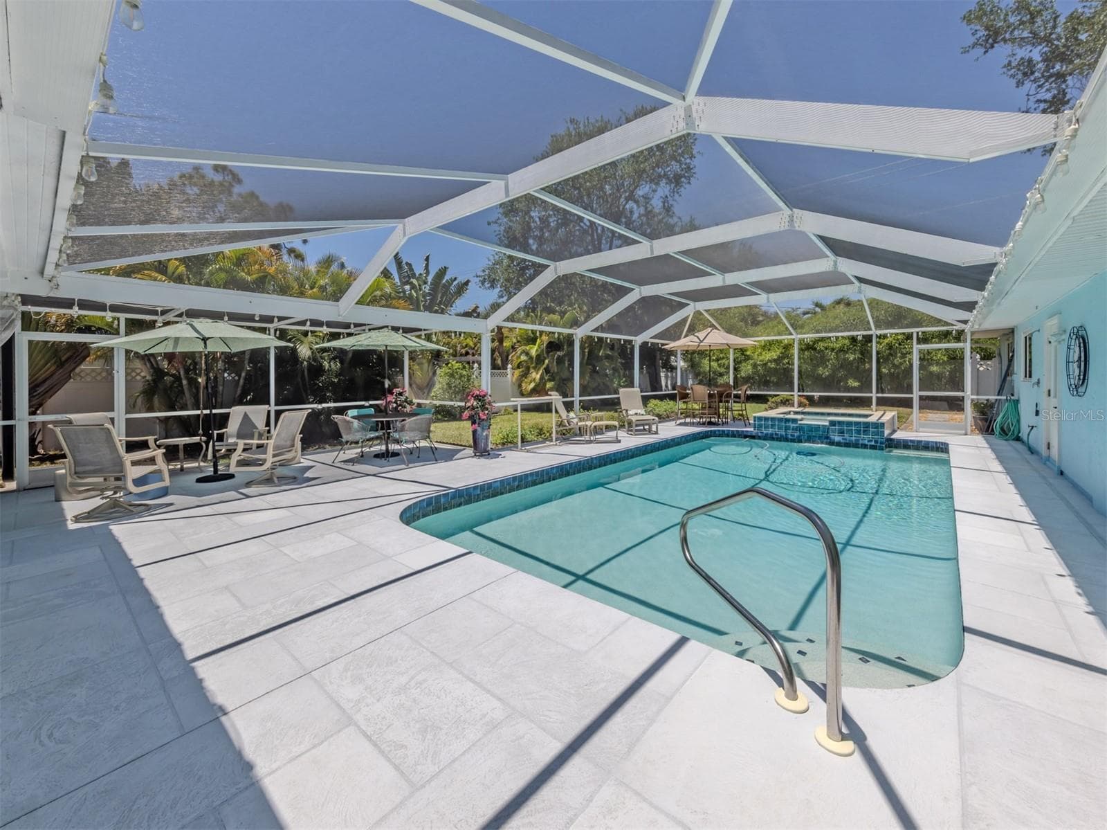 Pool and sitting area - 500 ALHAMBRA RD, VENICE