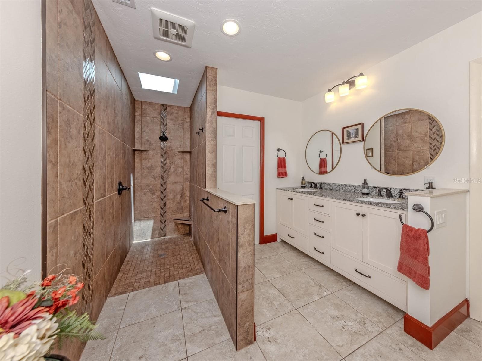 Primary bath with skylights - 500 ALHAMBRA RD, VENICE