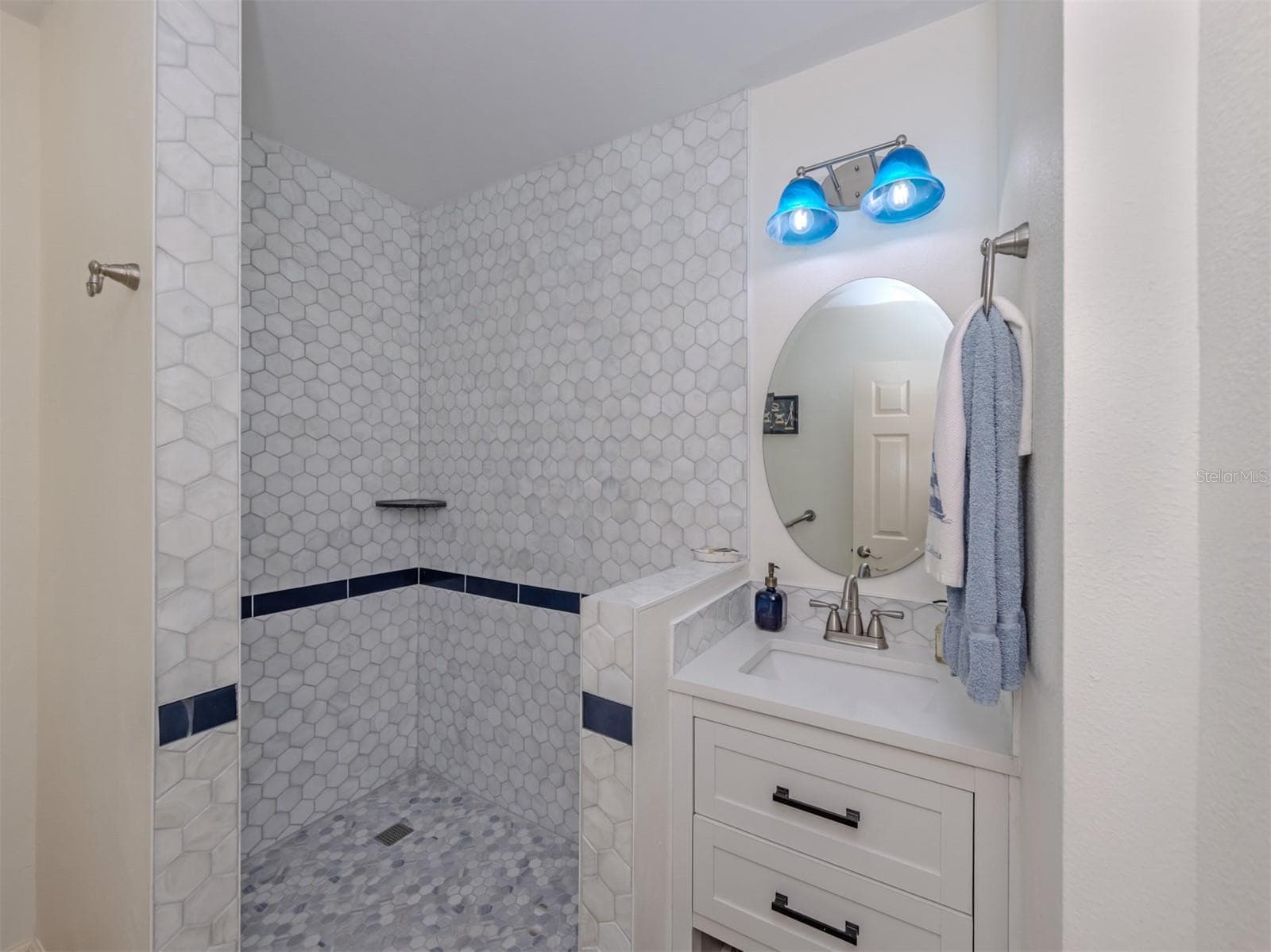 Full bath in Guest Suite - 500 ALHAMBRA RD, VENICE