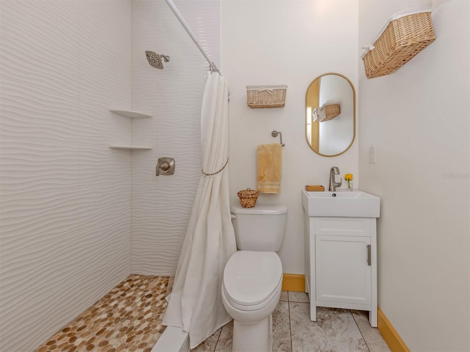 Hallway full bath - 500 ALHAMBRA RD, VENICE