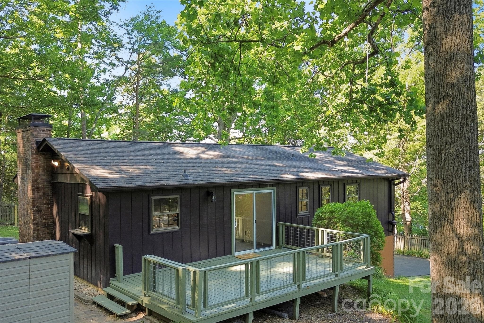 Spacious back deck overlooking beautiful fenced yard - 38 Nixon Terrace, Asheville